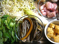 黄豆芽(もやし)、鶏毛菜、排骨(豚スペアリブ)、葱、ミニトマト、マコモダケ、鱔絲