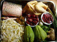 青魚、香菜、黄豆芽(もやし)、ザーサイ(搾菜)、冬筍、大葱(ねぎ)、鶏肉、佛手瓜