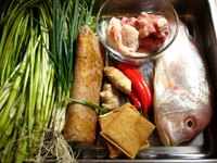 鯛魚、水芹菜、豆腐干、紅椒、山薬(長芋)、葱、豚肉など