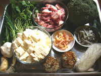 助排骨、豆腐、大蒜、桂皮、花椒、粉絲、西蘭花、香菜、葱、干し蝦、煮干、その他