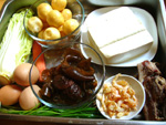 豆腐、小油面筋、凍豆腐、白菜、ニンジン、生姜、葱、黒木耳、卵、開洋(干し蝦)