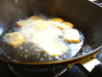 豆腐を揚げる