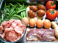 家鴨胸肉、咸蛋、甜豆(スナックエンドウ)、紅辣椒、大蒜、葱、生姜、番茄(トマト)、豚肉、黒木耳