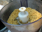 核桃(胡桃)をミキサーで粉々に