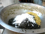 核桃(胡桃)黒芝麻(胡麻)と砂糖を配合