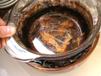 醤油肉に圧力をかけ水分を抜く