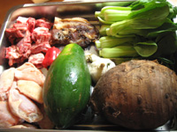 咸肉、芋頭(タロイモ)、鶏膀(手羽先) 、小排(豚のスペアリブ)、上海の芥菜、木瓜(パパイヤ)、葱、生姜