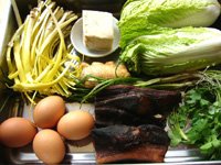 醤油肉、葱、生姜、韮黄、娃娃菜(ミニ白菜)、鶏卵、豆干、香菜、鶏肉、萵笋(セルタス・茎レタス)