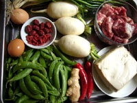 豆腐、葱、生姜、白蘿蔔(大根)、紅椒、小排骨(豚肋骨)、甜豆(スナックエンドウ)鶏卵、鶏蛋(鶏卵)