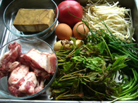 百叶(押し豆腐の一種)、香椿芽、小排骨(豚のアバラ肉)、蕃茄(トマト)、鶏蛋(鶏卵)、金針茹(エノキ)、葱、生姜。本日の材料費:540円なり。