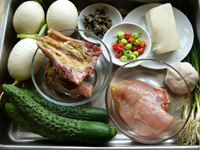 黄瓜(キュウリ)、大蒜、老豆腐(木綿豆腐)、鶏肉、辣椒、咸骨頭、蘿蔔(大根)、黒木耳、葱