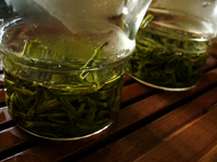 龍井茶の特級と一級の飲み比べ
