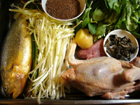 黄魚(イシモチ)、鶏、黒木耳、葱、生姜、鶏毛菜、鶏蛋(鶏卵)、韮菜(ニラ)、豚肉