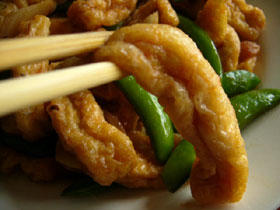 甜豆油豆腐(スナックエンドウとお揚げの炒めもの)