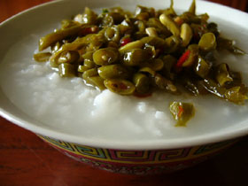 炒酸豆角を白粥にのせて