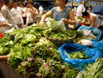 市場の野菜売り