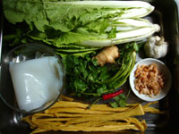 粉皮(板状の春雨で、緑豆のでんぷんで作られている)、腐竹(湯葉)、大蒜、葱、開洋(干し蝦)、香菜、杭州白菜(白菜の一種)、醤鴨