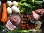 栗子、青菜(チンゲン菜)、咸肉(塩漬け豚肉)、豚肉、葱、生姜、胡蘿蔔(ニンジン)、白蘿蔔(大根)、骨頭(ゲンコツ)