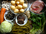 蹄膀(豚の腕の付け根肉)、桂皮、八角、生姜、葱、油面筋(揚げ豆腐)、春芯菜(キャベツ)、胡蘿蔔(ニンジン)、香菜、酸豆角(サヤインゲンの漬物)、白果(銀杏)