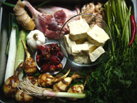 臭豆腐、猪大腸(豚のホルモン)、大葱、大蒜、生姜、海椒、豆辣(豆板醤)、金絲菜、鴨腿、慈姑