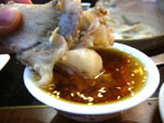 骨頭の火鍋。タレは胡麻油と大蒜