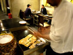 火鍋レストランでインド人がナンを焼いている