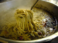香辣蟹の火鍋の締めは麺