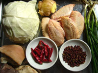 巻心菜(キャベツ)、紅辣椒(唐辛子)、花椒(中華山椒)、咸肉(塩漬け干し豚肉)、咸肉(塩漬け干し豚肉)、咸鴨珍(塩漬け干し家鴨の砂肝)、手羽元、生姜、葱、薬膳スープの素材