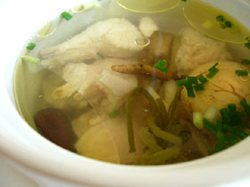 虫草燉鶏(冬虫夏草と鶏のスープ)