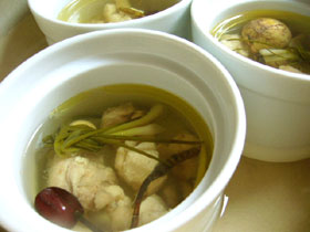 虫草燉鶏(冬虫夏草と鶏のスープ)