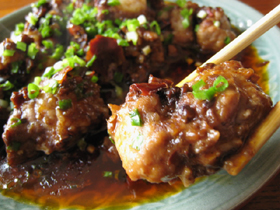 蠣貝辣醤蒸排骨(豚リブ肉の牡蠣味噌蒸し)
