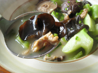 咸肉芥菜黒木耳湯(塩漬け干し豚肉と黒木耳とからし菜のスープ)