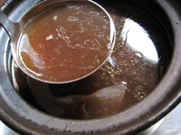 肉骨茶(バクテー)の黒いスープは熟地黄(じゅくじおう)のせい