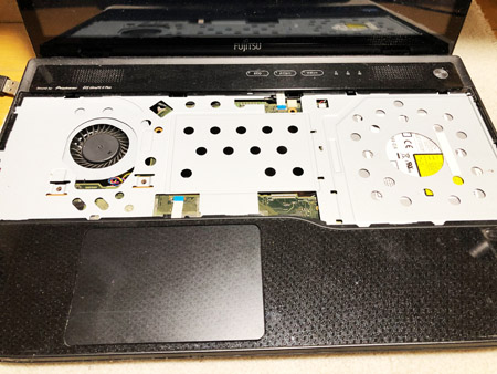 富士通のノートパソコンFMV LIFEBOOK AH77/K