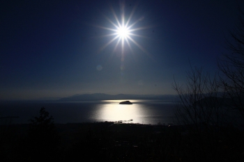 01神秘的に浮かぶ浅井姫の竹生島.JPG
