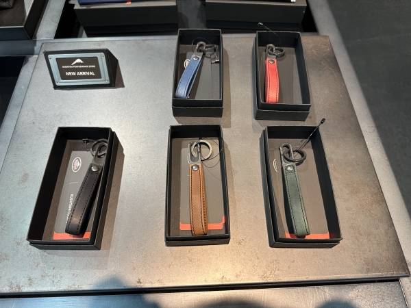 クシタニ K4105Y レザー携帯ケース 白 新品 未使用 送料無料  入荷速報新作革小物入荷のご案内！PERFORMANCE STORE限定