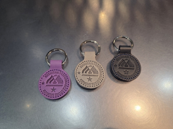 入荷案内】P-4457 清水店限定スラッシュキーホルダー バイオレット 再