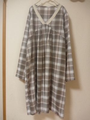 Vネックのレース付きワンピースです。後ろも切り替えにギャザーがあってかわいいです。