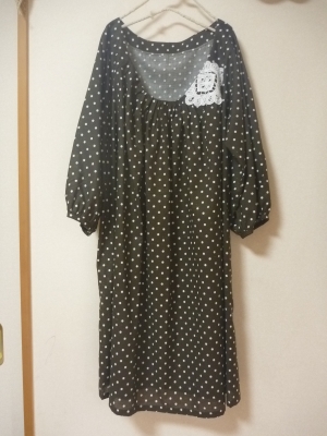 水玉のゆったりワンピースです。前の開きが大きいですので、 タートル等と合わせて