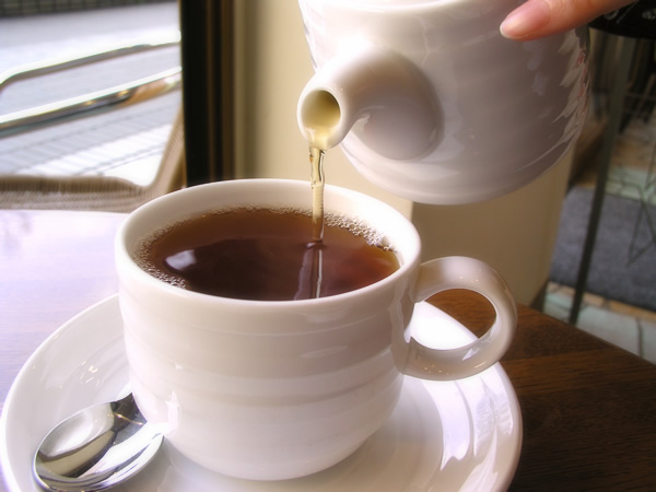 注がれる紅茶