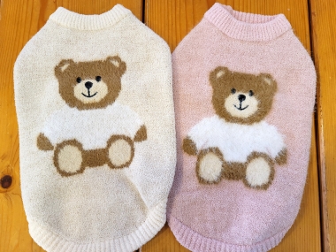 あみぐるみフード付きケープのお座りくまさんレッドピンク