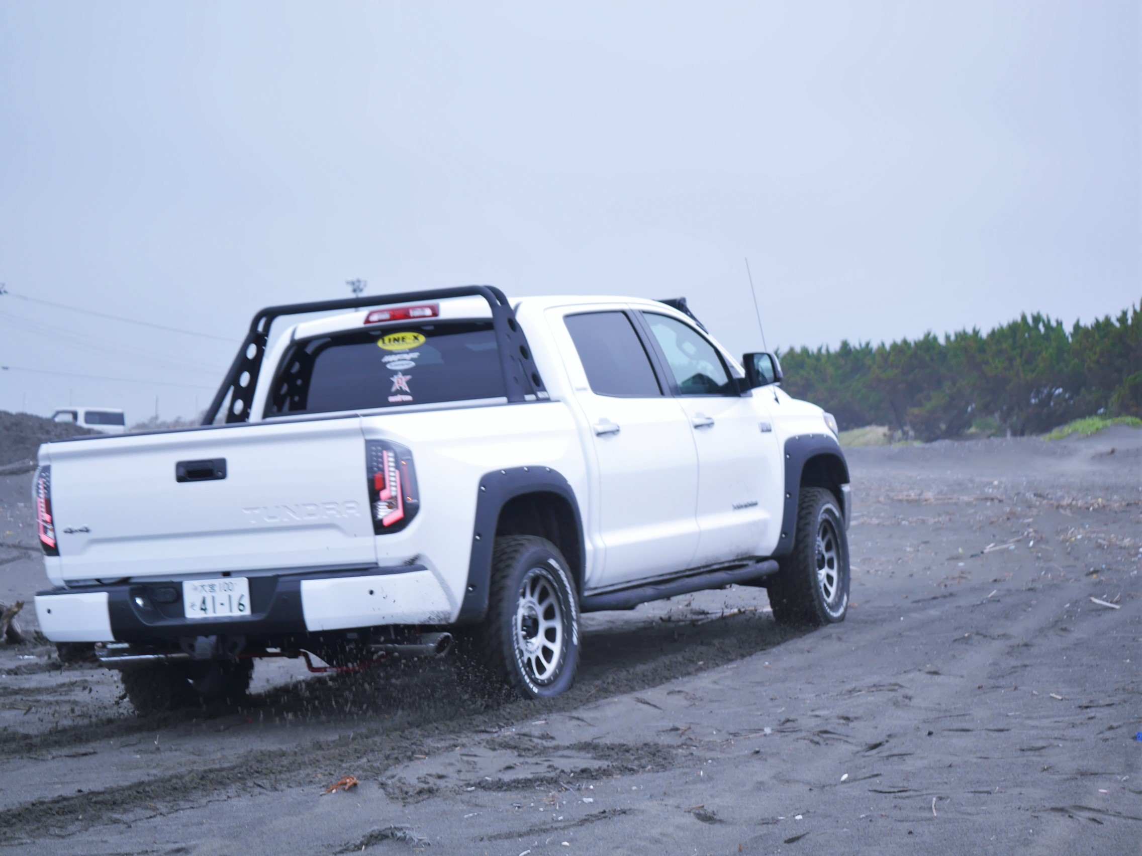2015年モデル タンドラ カスタム デモカー LINE_X 一宮 サーフィン サーフトリップ 砂浜 走行シーン 4WD