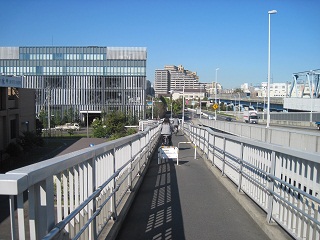 下流側歩道の車止め