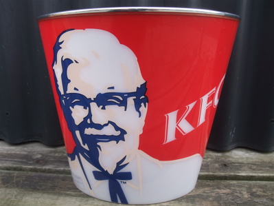 カーネルおじさん店舗什器ライトKFCケンタッキーフライドチキンカーネルサンダース醤だれチキンフントヒュッテビションフリーゼトリミング文京区ビションカット1.jpg
