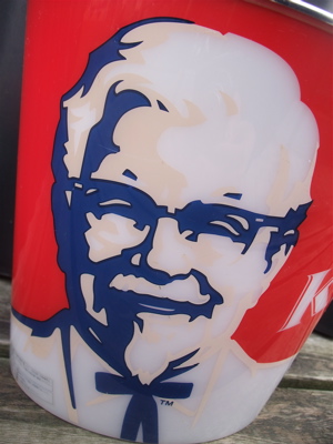 カーネルおじさん店舗什器ライトKFCケンタッキーフライドチキンカーネルサンダース醤だれチキンフントヒュッテビションフリーゼトリミング文京区ビションカット2.jpg