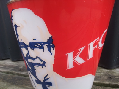カーネルおじさん店舗什器ライトKFCケンタッキーフライドチキンカーネルサンダース醤だれチキンフントヒュッテビションフリーゼトリミング文京区ビションカット4.jpg