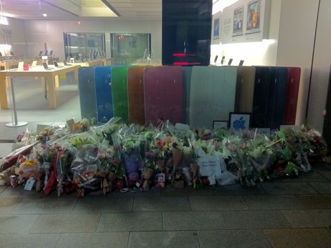 Steve Jobs 1955-2011スティーブ・ジョブスAppleは先見と創造性に満ちた天才を失いました。世界は一人の素晴らしい人物を失いました。2011年10月6日スティーブ・ジョブス氏逝去5.jpg