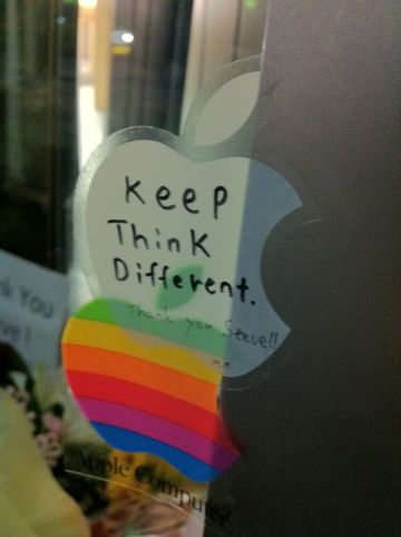 Steve Jobs 1955-2011スティーブ・ジョブスAppleは先見と創造性に満ちた天才を失いました。世界は一人の素晴らしい人物を失いました。2011年10月6日スティーブ・ジョブス氏逝去7.jpg