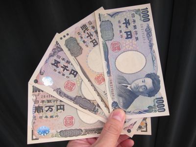 弐千円札2000円札発行から10年、二千円札は?製造中止日銀に山積み源氏物語絵巻沖縄の守礼門がデザイン西暦2000年と沖縄サミットを記念して発行された「二千円札」.jpg