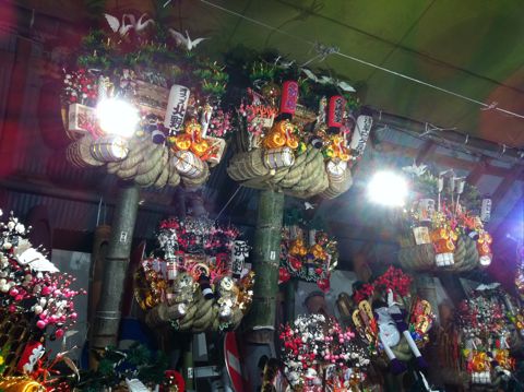 浅草酉の市では長國寺の「仏様のおとりさま」と、お隣の鷲神社の「神様のおとりさま」の両方からご利益を頂けますから大きく来年の福をかっ込んで下さい。かっこめ熊手守り4.jpg